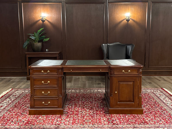 Vintage bureau, klassiek Engels bureau, mahoniehout, groen leer, 607