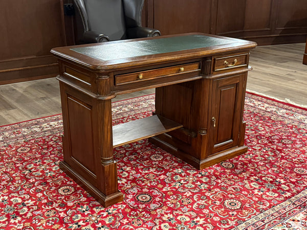 Vintage bureau, klassiek Engels bureau, mahoniehout, groen leer, 620