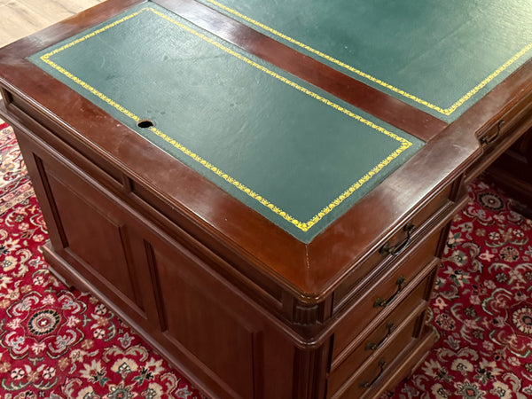 Vintage bureau, partnerdesk, klassiek Engels bureau, mahoniehout, groen leer, 671