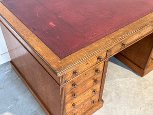 Antiek bureau, klassiek Engels bureau, eikenhout, rood leer, 695