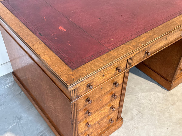 Antiek bureau, klassiek Engels bureau, eikenhout, rood leer, 695