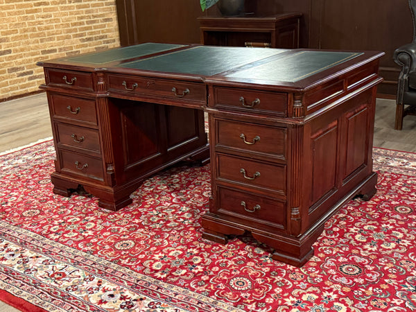 Vintage bureau, klassiek Engels bureau, mahoniehout, groen leer, 656