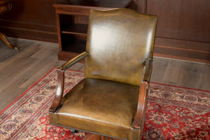 Chaise vintage 243, cuir vert, chêne, Chesterfield