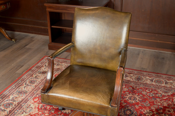 Chaise vintage 243, cuir vert, chêne, Chesterfield