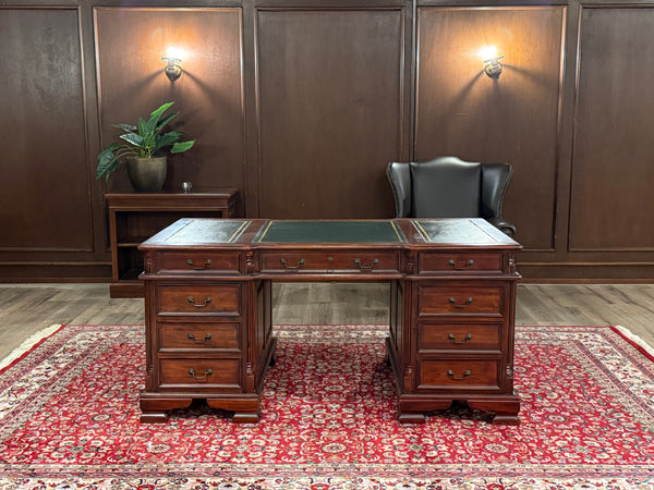 Vintage bureau, klassiek Engels bureau, Mahoniehout, groen leer, 611