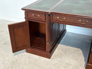 Vintage bureau, partnerdesk, klassiek Engels bureau, mahoniehout, groen leer, 696