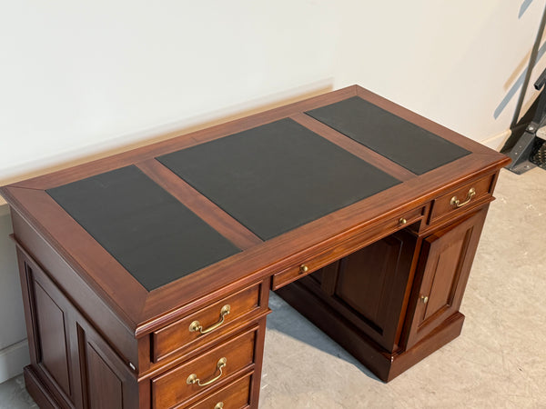 Vintage bureau, klassiek Engels bureau, mahoniehout, zwart leer, 706