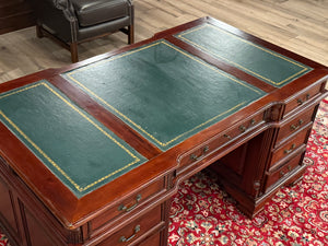 Vintage bureau, klassiek Engels bureau, mahoniehout , groen leer, 614