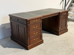 Vintage bureau, partnerdesk, klassiek Engels bureau, mahoniehout, groen leer, 692