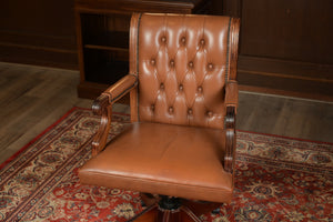 Chaise vintage 232 - Cuir brun clair, bois de chêne, hauteur réglable