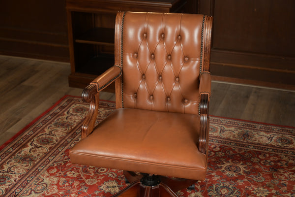 Chaise vintage 232 - Cuir brun clair, bois de chêne, hauteur réglable