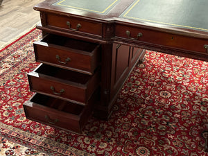 Vintage bureau, partnerdesk, klassiek Engels bureau, mahoniehout, groen leer, 634