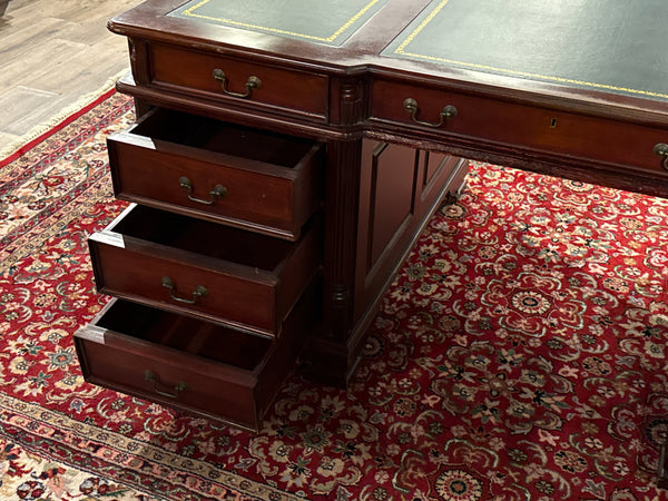 Vintage bureau, partnerdesk, klassiek Engels bureau, mahoniehout, groen leer, 634