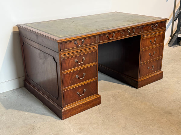Vintage bureau, klassiek Engels bureau, notenhout, groen leer, 700