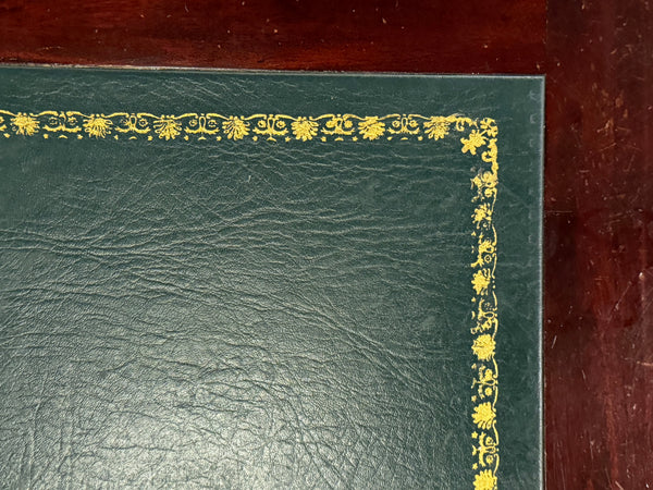 Vintage bureau, klassiek Engels bureau, mahoniehout, groen leer, 659