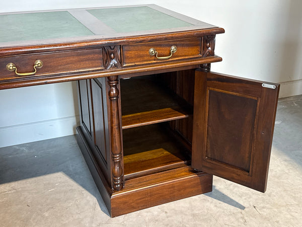 Vintage bureau, klassiek Engels bureau, mahoniehout, groen leer, 716