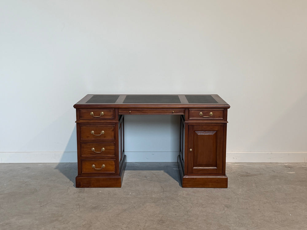 Vintage bureau, klassiek Engels bureau, mahoniehout, zwart leer, 706