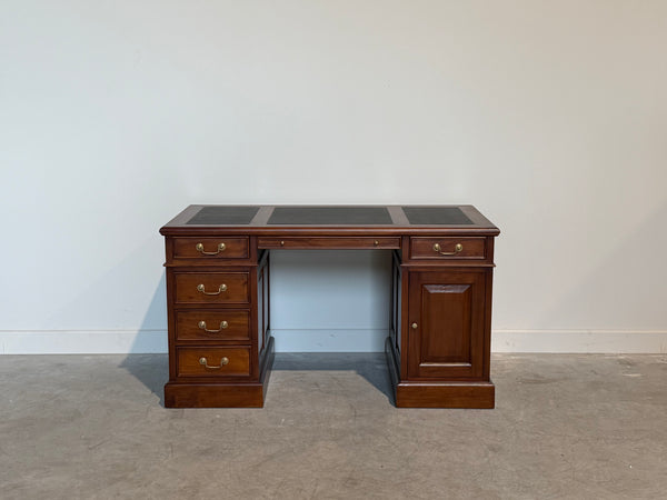 Vintage bureau, klassiek Engels bureau, mahoniehout, zwart leer, 706