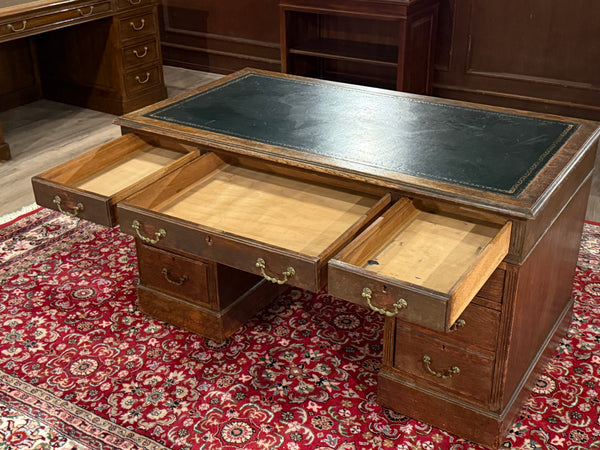 Vintage bureau, antiek Engels bureau, eikenhout, groen leer, 571