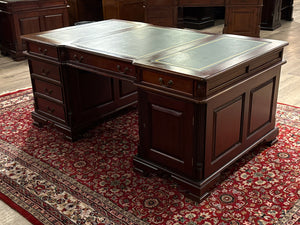 Vintage bureau, partnerdesk, klassiek Engels bureau, mahoniehout, groen leer, 634