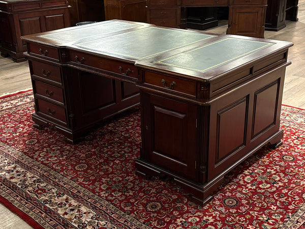 Vintage bureau, partnerdesk, klassiek Engels bureau, mahoniehout, groen leer, 634