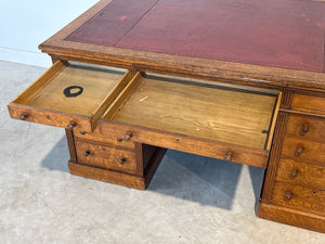 Antiek bureau, klassiek Engels bureau, eikenhout, rood leer, 695