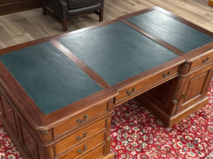 Vintage bureau, partnerdesk, klassiek Engels bureau, mahoniehout, groen leer, 632