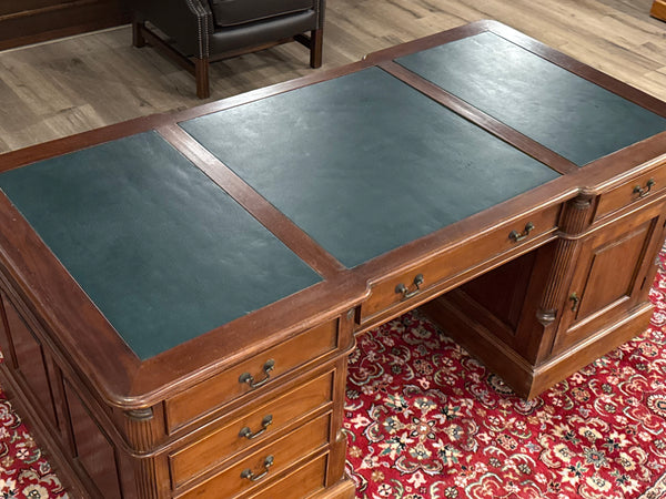 Vintage bureau, partnerdesk, klassiek Engels bureau, mahoniehout, groen leer, 632