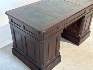 Vintage bureau, klassiek Engels bureau, mahoniehout, groen leer, 694