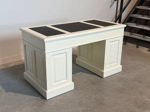 Vintage bureau, wit, klassiek Engels bureau, mahoniehout, zwart leer, 704