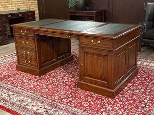 Vintage bureau, klassiek Engels bureau, mahoniehout, groen leer, 635