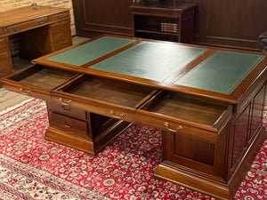 Vintage bureau, partnerdesk, klassiek Engels bureau,  mahoniehout, groen leer, 673