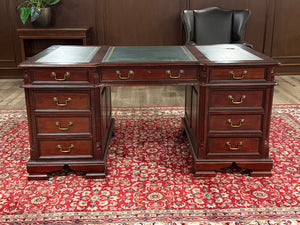 Bureau vintage, bureau anglais classique, acajou, cuir vert, 642