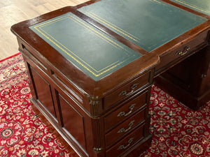 Vintage-Schreibtisch, klassischer englischer Schreibtisch, Mahagoni, grünes Leder, 640