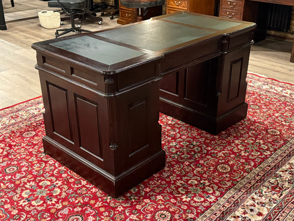 Bureau vintage, bureau anglais classique, acajou, cuir vert, 649