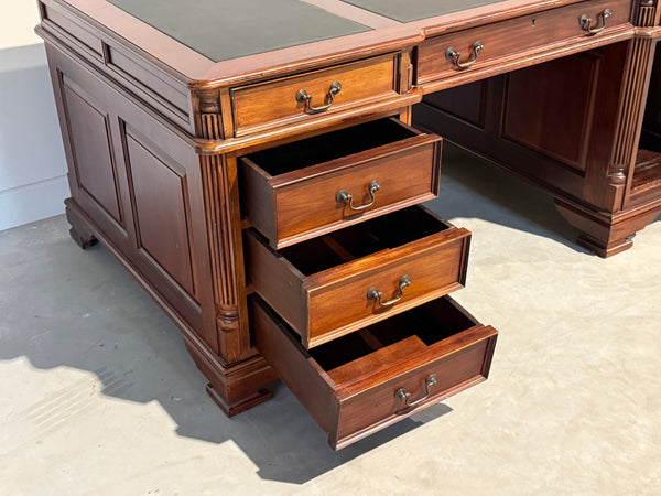 Vintage bureau, partnerdesk, klassiek Engels bureau, mahoniehout, zwart leer, 689