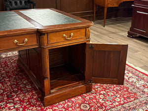 Vintage bureau, klassiek Engels bureau, partnerdesk, mahoniehout, groen leer, 572