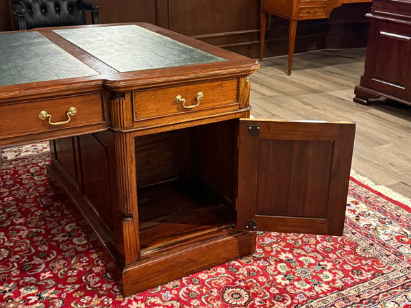 Vintage bureau, klassiek Engels bureau, partnerdesk, mahoniehout, groen leer, 572