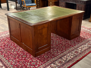 Vintage bureau, klassiek Engels bureau, partnerdesk, eikenhout, groen leer, 670