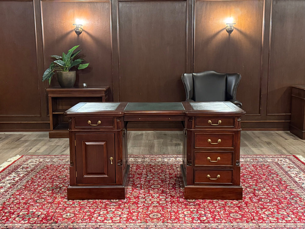 Vintage bureau, klassiek Engels bureau, mahoniehout, groen leer, 601
