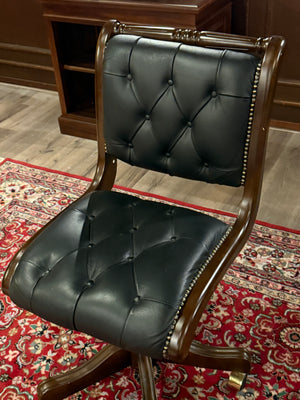 Vintage stoel, Chesterfield, mahoniehout, zwart leer, 113