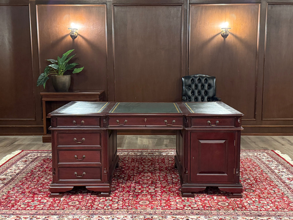 Vintage bureau, klassiek Engels bureau, partnerdesk , mahoniehout , groen leer, 566
