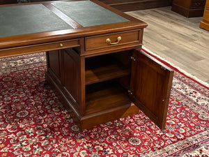 Vintage bureau, klassiek Engels bureau, mahoniehout, groen leer, 635