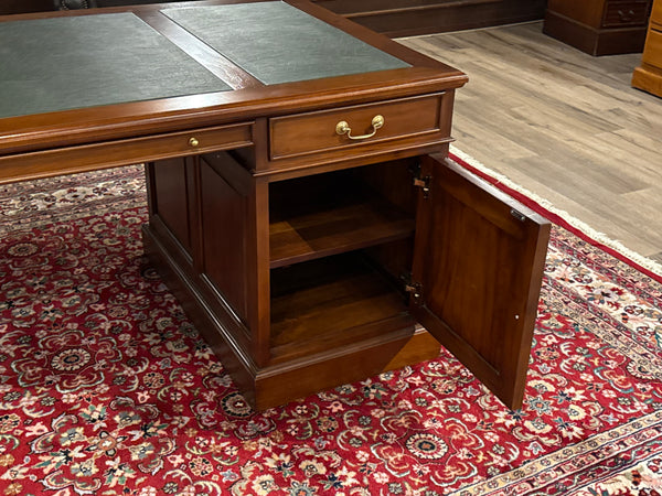 Vintage bureau, klassiek Engels bureau, mahoniehout, groen leer, 635