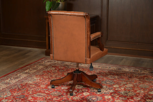 Chaise vintage 232 - Cuir brun clair, bois de chêne, hauteur réglable