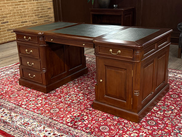 Vintage bureau, klassiek Engels bureau, mahoniehout, groen leer, 607