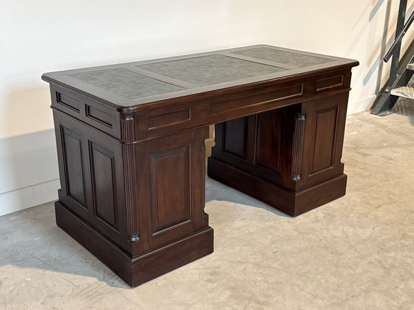 Vintage bureau, klassiek Engels bureau, mahoniehout, groen leer, 694