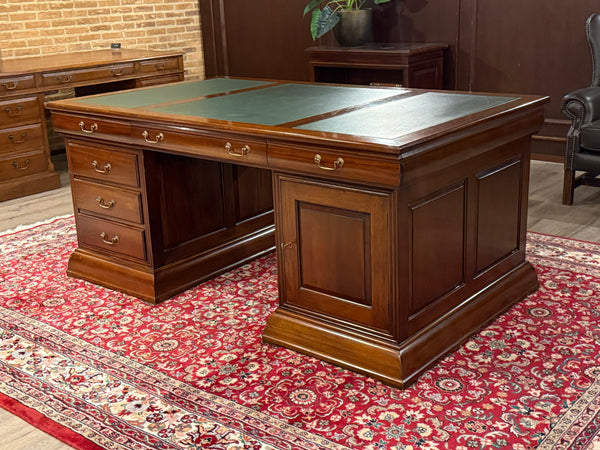 Vintage bureau, partnerdesk, klassiek Engels bureau,  mahoniehout, groen leer, 673