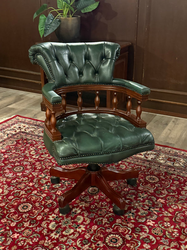 Vintage stoel, Chesterfield, mahoniehout, groen leer, 124