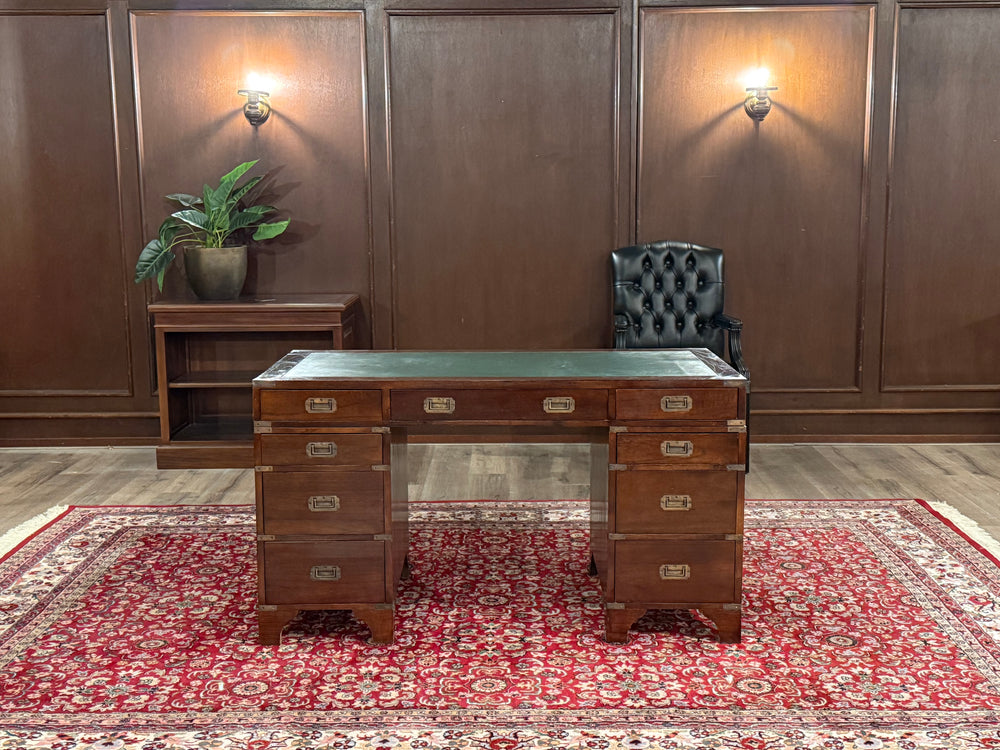 Vintage bureau, klassiek Engels bureau, mahoniehout, groen leer, 576